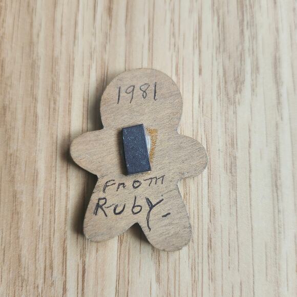 Vtg Christmas Magnet Lot Red Ornament & 1981 Wooden Gingerbread Holiday Decor - Picture 7 of 7